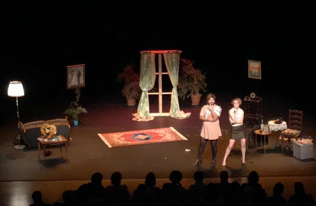 dommages spectacle comédie michel frenna burlesque scénographie porte fenêtre auriane durand