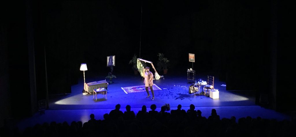 dommages spectacle comédie michel frenna burlesque scénographie porte fenêtre auriane durand