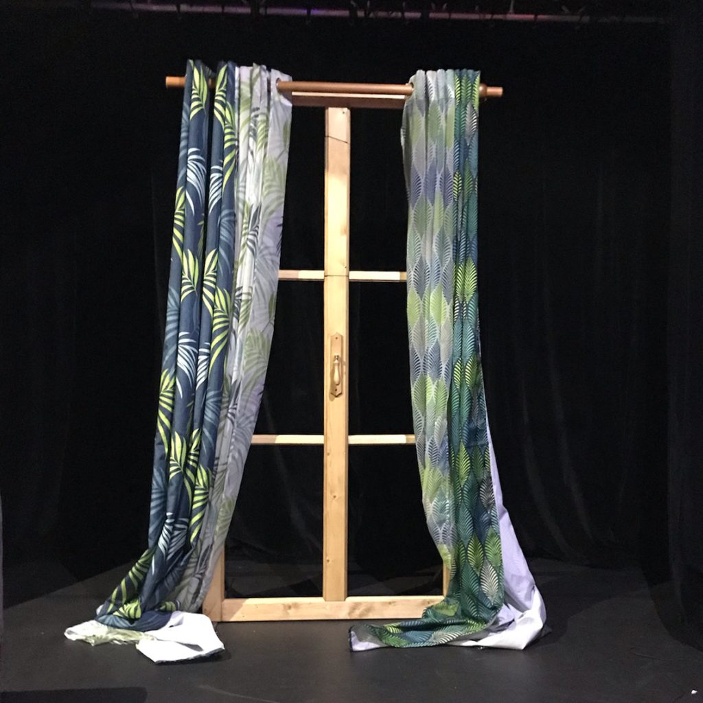 dommages spectacle comédie michel frenna burlesque scénographie porte fenêtre