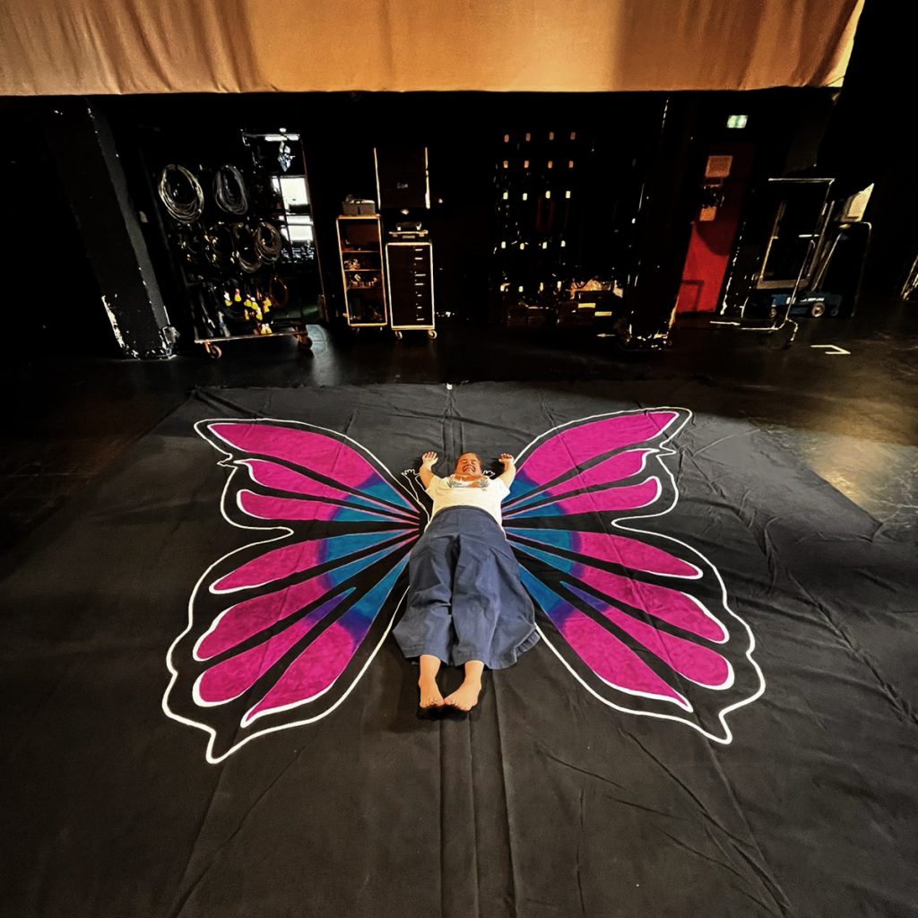 scénographie lumière uv syndrome du papillon élodie poux humour auriane durand