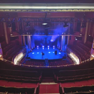 scénographie lumière uv syndrome du papillon élodie poux humour auriane durand