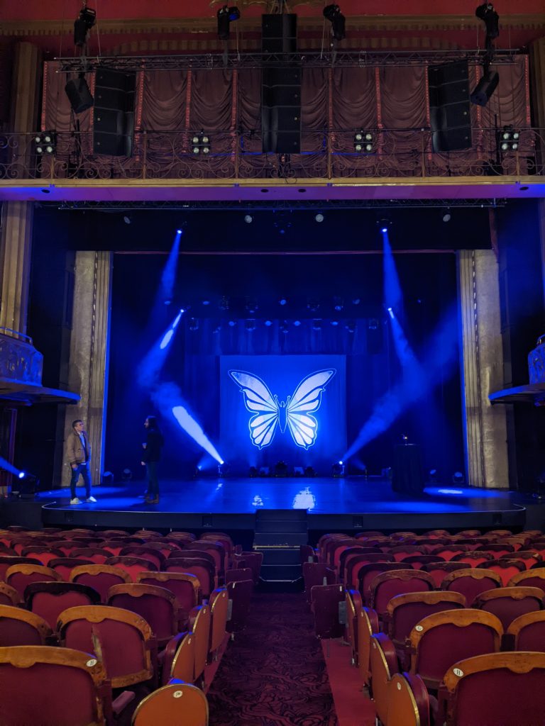 scénographie lumière uv syndrome du papillon élodie poux humour auriane durand