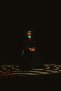 Rouge delta Une bouche dans la nuit auriane durand Lucie monzies théâtre spectacle lumière