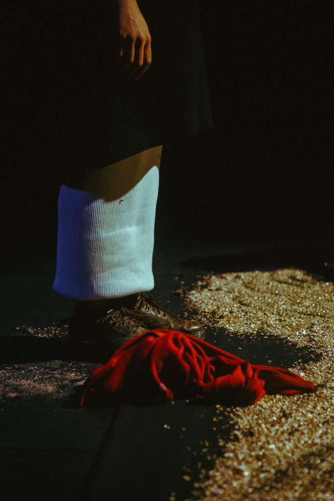 Rouge delta Une bouche dans la nuit auriane durand Lucie monzies théâtre spectacle lumière