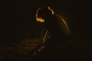 Rouge delta Une bouche dans la nuit auriane durand Lucie monzies théâtre spectacle lumière