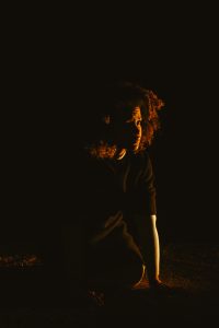 Rouge delta Une bouche dans la nuit auriane durand Lucie monzies théâtre spectacle lumière