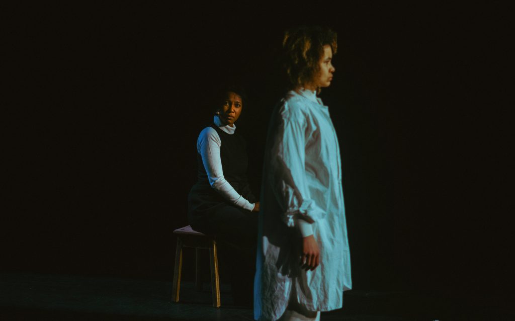 Rouge delta Une bouche dans la nuit auriane durand Lucie monzies théâtre spectacle lumière