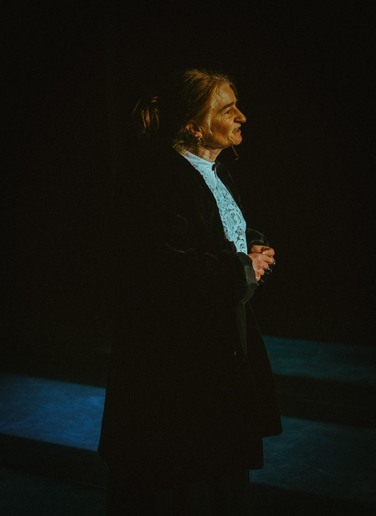 Rouge delta Une bouche dans la nuit auriane durand Lucie monzies théâtre spectacle lumière