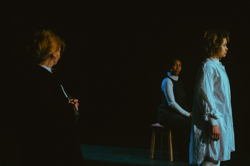 Rouge delta Une bouche dans la nuit auriane durand Lucie monzies théâtre spectacle lumière