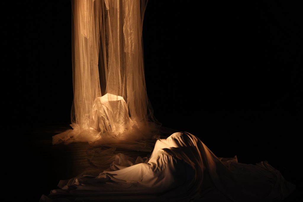 Même plus - Lackno cie tony aliot Pauline Vincent Maxime Chartier Auriane durand spectacle couple reconstruction lumière scénographie light set design